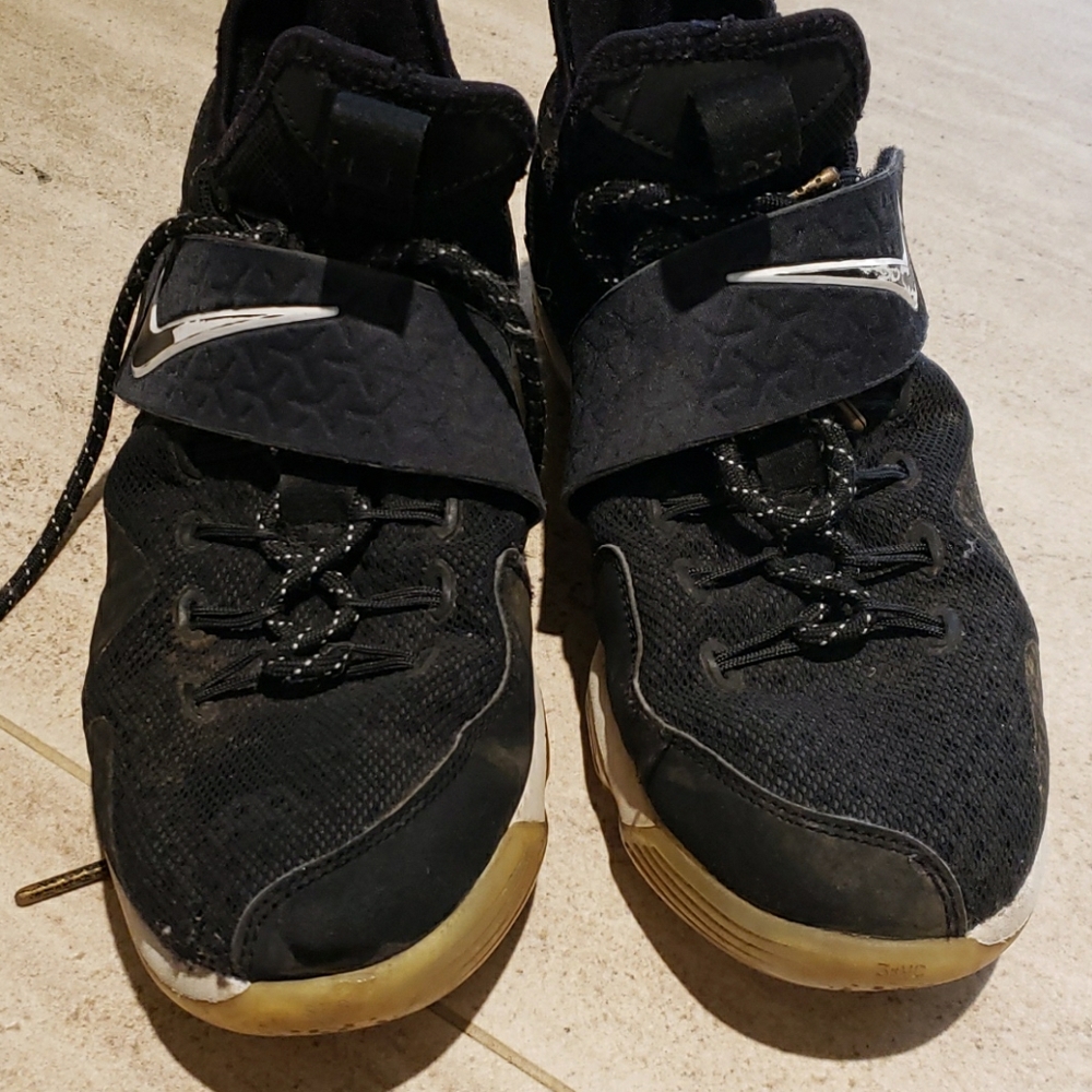 NIKE Lebron Akron